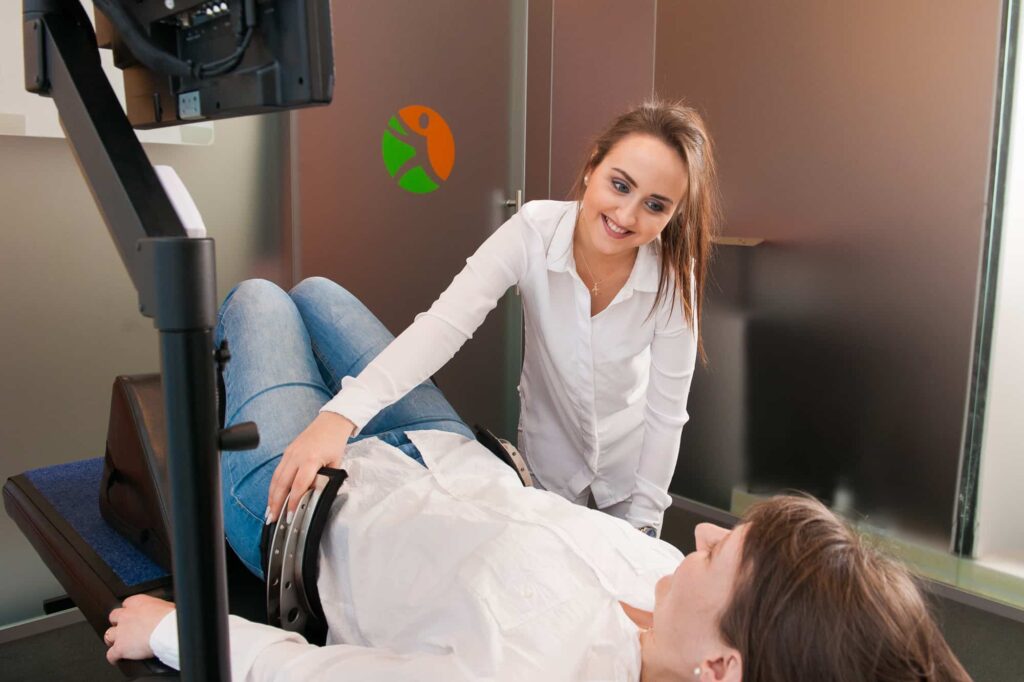Gespräch beim Einstellen des SpineMED-Gerätes.