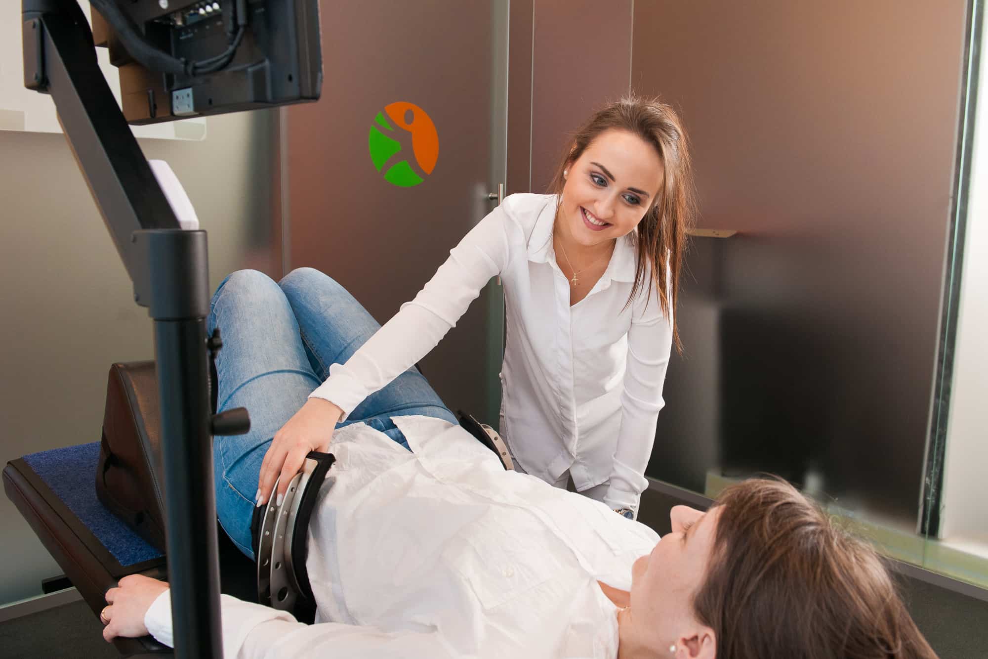 Gespräch beim Einstellen des SpineMED-Gerätes.