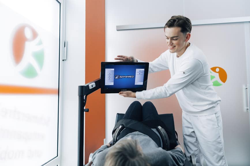 Patient mit Spine Med Anlage in Therapie für Rücken zur Behandlung von Wirbelsäulenproblemen